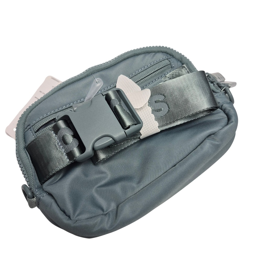 Crocs Classic Zippered Belt Bag Fanny Pack Pond Teal Blue 211701-3YO unisex - Picture 3 of 8
